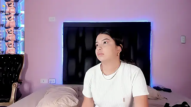 Snapshot of LunaWiill_ chatting on 8, 11, 2025 LunaWiill online show from 8, 11, 2025