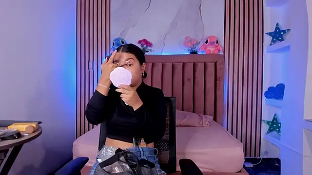 Snapshot of LunaWiill_ chatting on 12, 11, 2025 LunaWiill online show from 12, 11, 2025