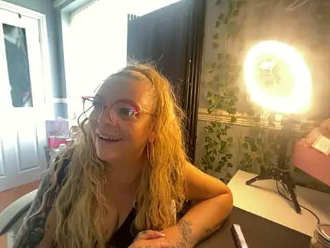 BonnyDesire online show from 2, 4, 2026