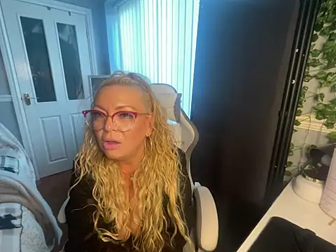 BonnyDesire online show from 28, 4, 2026