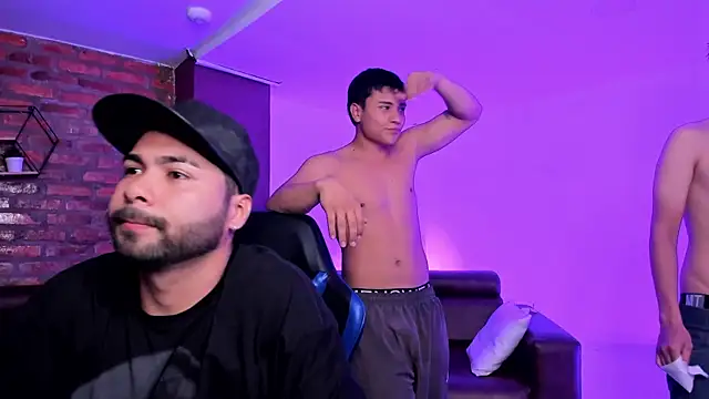 Snapshot of Hot_Threesomee chatting on 4, 10, 2025 Hot Threesomee online show from 4, 10, 2025