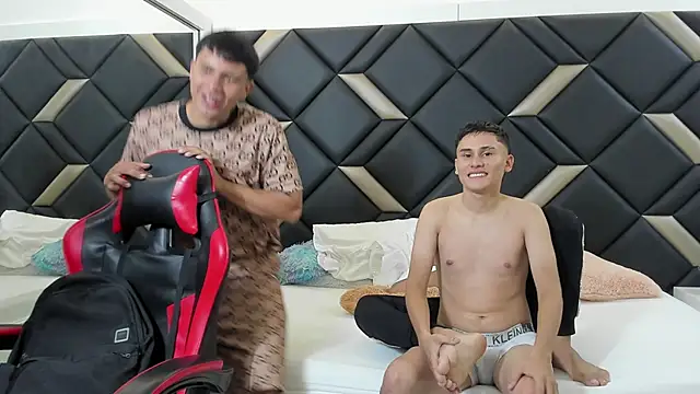 Snapshot of Hot_Threesomee chatting on 18, 11, 2025 Hot Threesomee online show from 18, 11, 2025