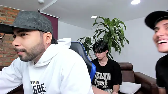 Snapshot of Hot_Threesomee chatting on 3, 10, 2025 Hot Threesomee online show from 3, 10, 2025