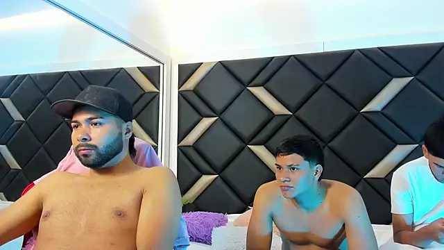 Snapshot of Hot_Threesomee chatting on 21, 11, 2025 Hot Threesomee online show from 21, 11, 2025