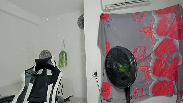 Snapshot of Dakota_x18 chatting on 8, 11, 2025 Dakota x18 online show from 8, 11, 2025