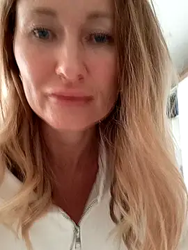 Snapshot of Risky-SquirtingGirl chatting on 20, 9, 2025 Risky-SquirtingGirl online show from 20, 9, 2025