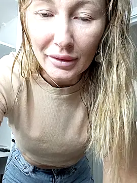 Snapshot of Risky-SquirtingGirl chatting on 21, 9, 2025 Risky-SquirtingGirl online show from 21, 9, 2025