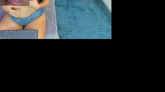 Snapshot of AteneaRoldan chatting on 8, 11, 2025 AteneaRoldan online show from 8, 11, 2025