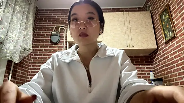 EmmaLeexth online show from 29, 9, 2025