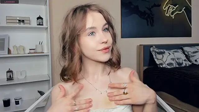 Snapshot of MaliaBourraine chatting on 8, 6, 2026 MaliaBourraine online show from 8, 6, 2026