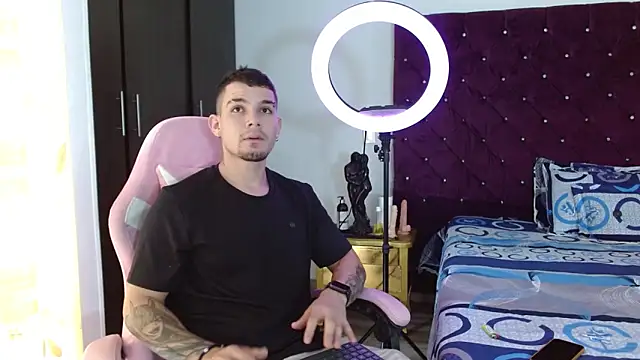 BooyHott  online show from 5, 11, 2025