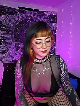 Snapshot of Hallucigenia_ chatting on 4, 10, 2025 Hallucigenia online show from 4, 10, 2025