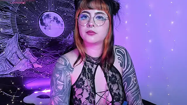 Snapshot of Hallucigenia_ chatting on 28, 10, 2025 Hallucigenia online show from 28, 10, 2025