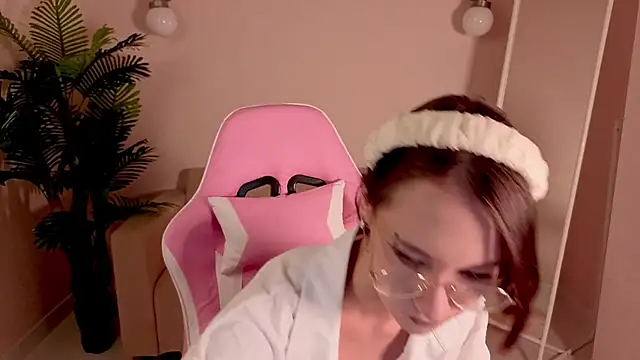 prettiestwinsor online show from 25, 10, 2025