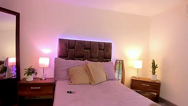 Aliccecullen online show from 8, 10, 2025