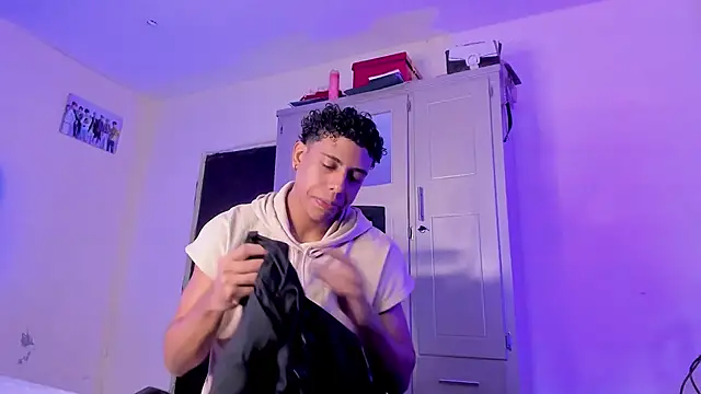 Snapshot of Glader31 chatting on 2, 12, 2025 Glader31 online show from 2, 12, 2025