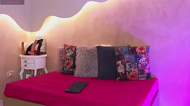 Snapshot of SaraGuzmann chatting on 6, 10, 2025 SaraGuzmann online show from 6, 10, 2025