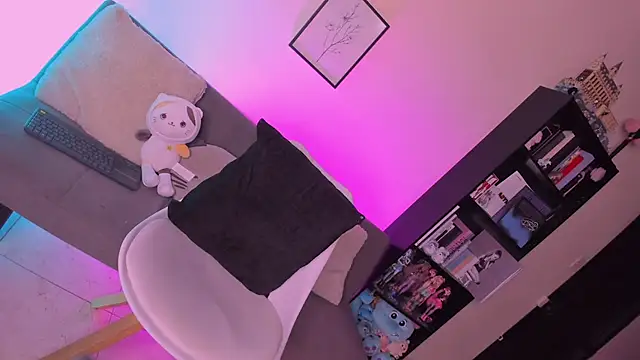 QueenAri  online show from 2, 10, 2025