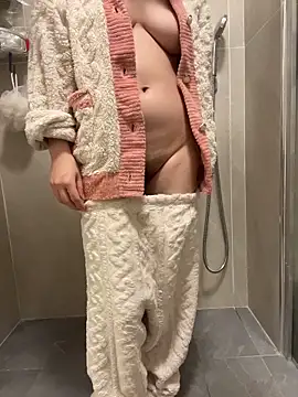 Snapshot of fioralba chatting on 11, 11, 2025 fioralba online show from 11, 11, 2025