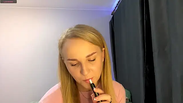 TanekaBoitel online show from 3, 10, 2025