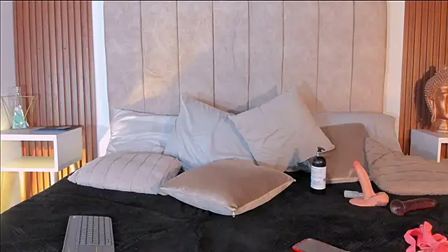 Lauraa saenz11 online show from 8, 11, 2025