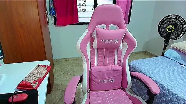 Snapshot of Julieta_Rose19 chatting on 11, 10, 2025 Julieta Rose19 online show from 11, 10, 2025