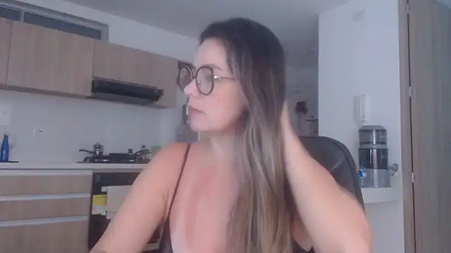 Snapshot of LovePaula chatting on 6, 8, 2026 LovePaula online show from 6, 8, 2026