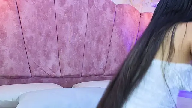 yliria010 online show from 7, 10, 2025