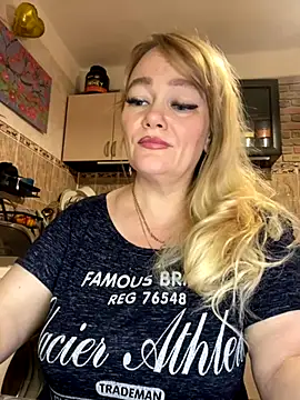 Snapshot of Sweet-blonde chatting on 17, 10, 2025 Sweet-blonde online show from 17, 10, 2025