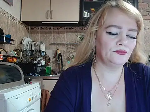 Snapshot of Sweet-blonde chatting on 17, 10, 2025 Sweet-blonde online show from 17, 10, 2025