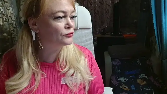 Snapshot of Sweet-blonde chatting on 14, 11, 2025 Sweet-blonde online show from 14, 11, 2025