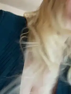 Snapshot of Sweet-blonde chatting on 13, 10, 2025 Sweet-blonde online show from 13, 10, 2025