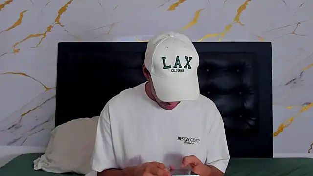 Snapshot of aroncooper1 chatting on 8, 10, 2025 aroncooper1 online show from 8, 10, 2025