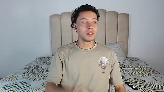 Snapshot of aroncooper1 chatting on 8, 11, 2025 aroncooper1 online show from 8, 11, 2025