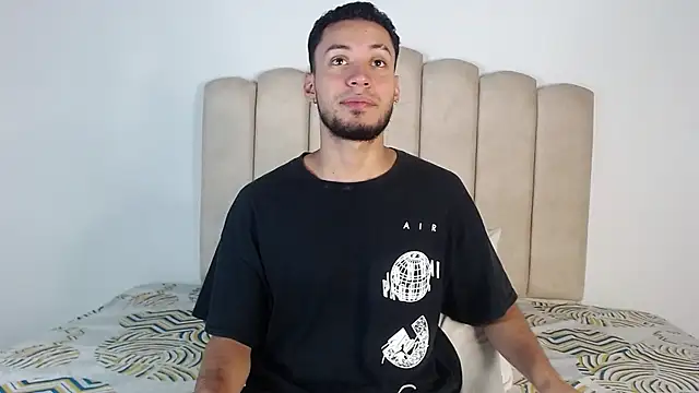 Snapshot of aroncooper1 chatting on 8, 1, 2026 aroncooper1 online show from 8, 1, 2026