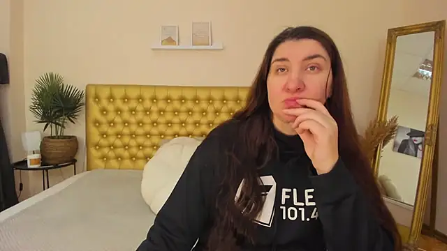 TrishaDarks online show from 16, 2, 2026