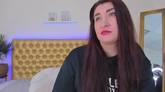 TrishaDarks online show from 7, 4, 2026