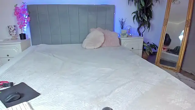 TrishaDarks online show from 8, 11, 2025