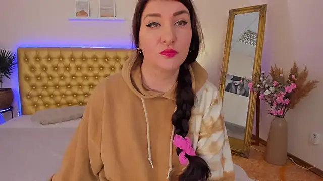 TrishaDarks online show from 12, 3, 2026