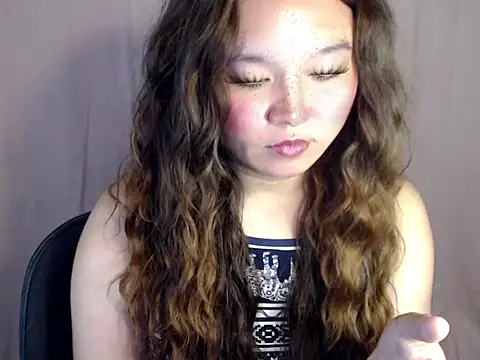 Eyes-on-me online show from 3, 11, 2025