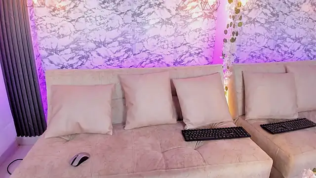 Snapshot of eimi_rosse18 chatting on 19, 11, 2025 eimi rosse18 online show from 19, 11, 2025