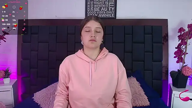 Krystal Heartss online show from 4, 10, 2025