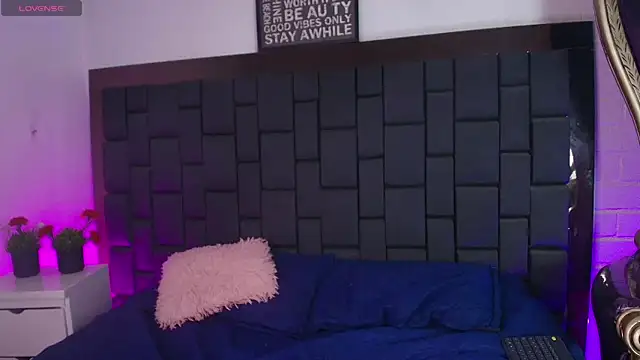 Krystal Heartss online show from 7, 10, 2025