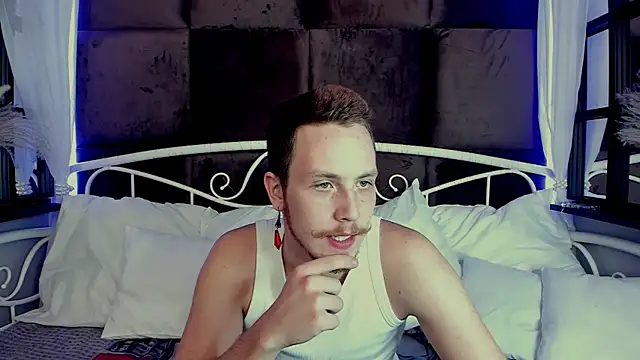 LeoMooree online show from 5, 10, 2025