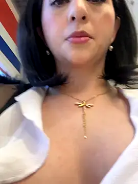 LlianneDiamond1 online show from 2, 12, 2025