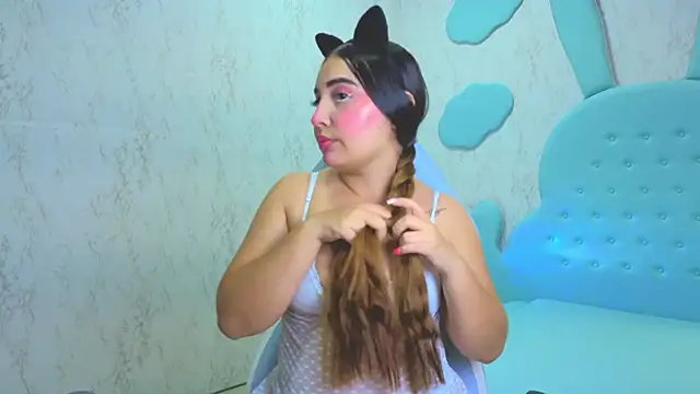 Mia Cuttee online show from 23, 11, 2025