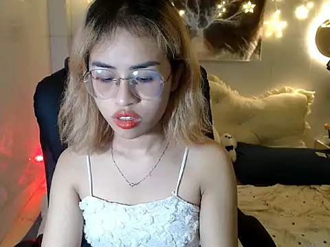 Snapshot of EllieYoon chatting on 11, 10, 2025 EllieYoon online show from 11, 10, 2025