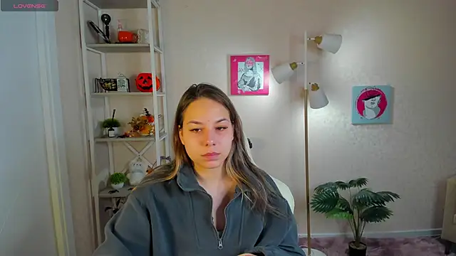 Al1ice Moures online show from 26, 11, 2025