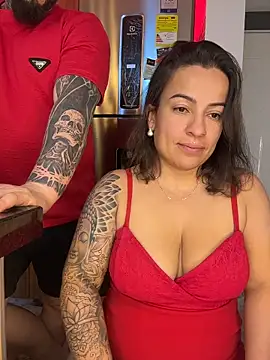 Snapshot of liz_and_thiago chatting on 12, 10, 2025 liz and thiago online show from 12, 10, 2025