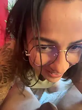 Snapshot of liz_and_thiago chatting on 24, 9, 2025 liz and thiago online show from 24, 9, 2025